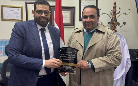 الكاتب الصحفى مصطفى  مكى يكرم الأستاذ الدكتور اسامة المين لجهوده المسترة اتجاه المواطنن