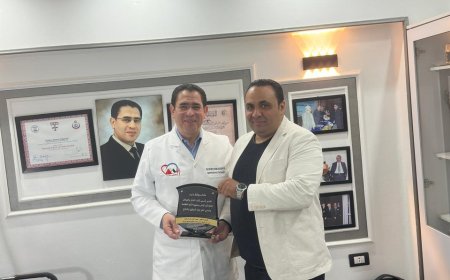 الكاتب الصحفى مصطفى  مكى يكرم  الطبيب  العالمى الإنسان المعروف"  الاستاذ الدكتور حلمى عبدالرحمن استشاري جراحه القلب