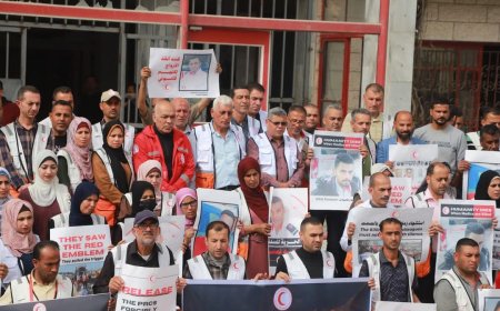 الهلال الأحمر الفلسطيني ينظم وقفات تضامنية موحدة للمطالبة بتحقيق دولي في جريمة استهداف مسعفيه في رفح