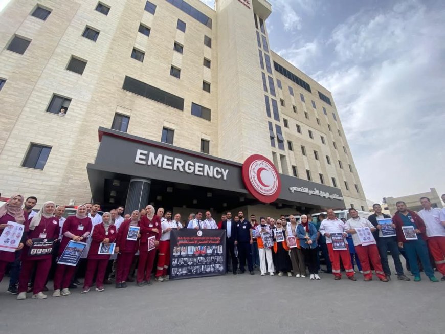 الهلال الأحمر الفلسطيني ينظم وقفات تضامنية موحدة للمطالبة بتحقيق دولي في جريمة استهداف مسعفيه في رفح