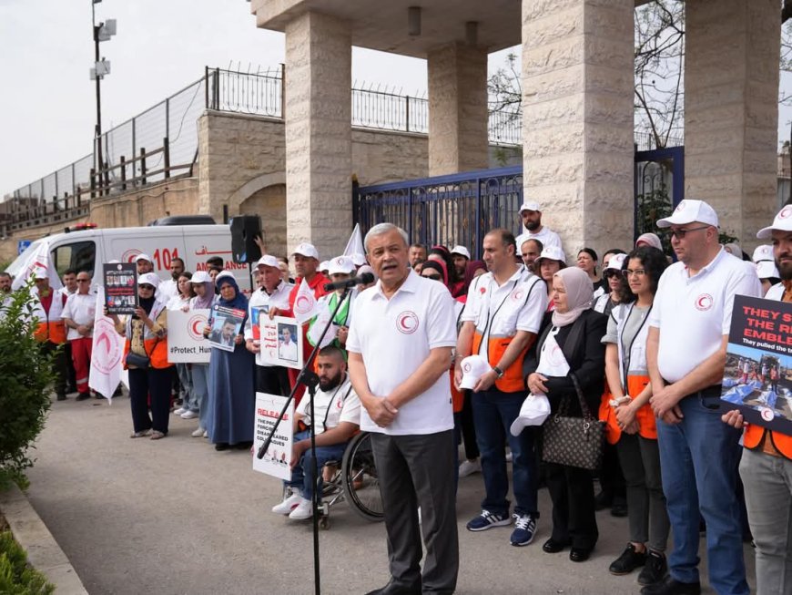 الهلال الأحمر الفلسطيني ينظم وقفات تضامنية موحدة للمطالبة بتحقيق دولي في جريمة استهداف مسعفيه في رفح