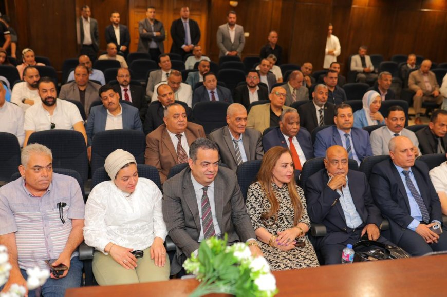 " حصل النائب احمد على " درجة الدكتوراة في العلوم السياسية بتقدير امتياز .. بحضور عدد من الوزراء والمحافظين واعضاء مجلسي النواب الشيوخ وبعض الإعلاميين