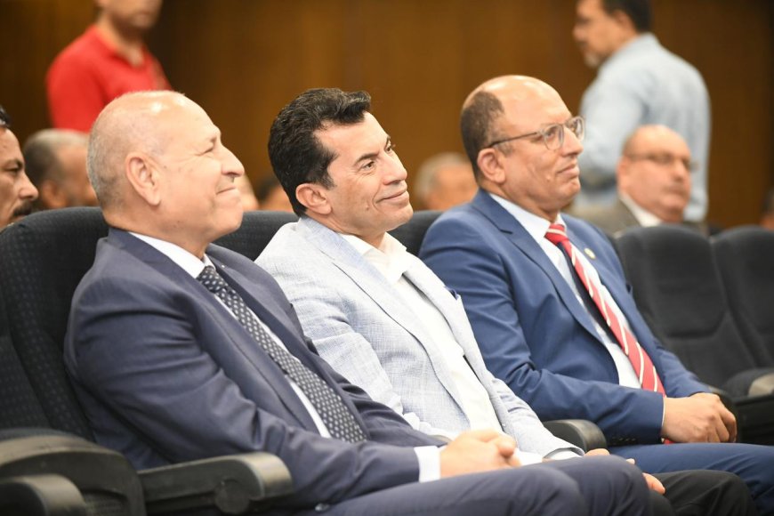 " حصل النائب احمد على " درجة الدكتوراة في العلوم السياسية بتقدير امتياز .. بحضور عدد من الوزراء والمحافظين واعضاء مجلسي النواب الشيوخ وبعض الإعلاميين