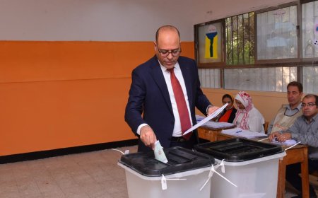 وزير العمل يُدلي بصوته في انتخابات مجلس الشيوخ بالتجمع الخامس