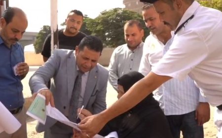 قاضي بدرجه انسان يستقبل مريضة مسنه خرج لها  بالخارج اللجنه لتسهيل ادلاء صوتها بالانتخابات مجلس الشيوخ