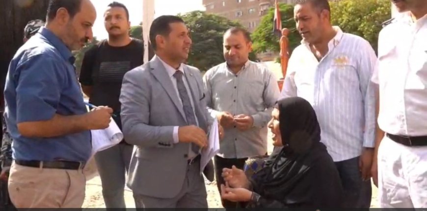 قاضي بدرجه انسان يستقبل مريضة مسنه خرج لها  بالخارج اللجنه لتسهيل ادلاء صوتها بالانتخابات مجلس الشيوخ