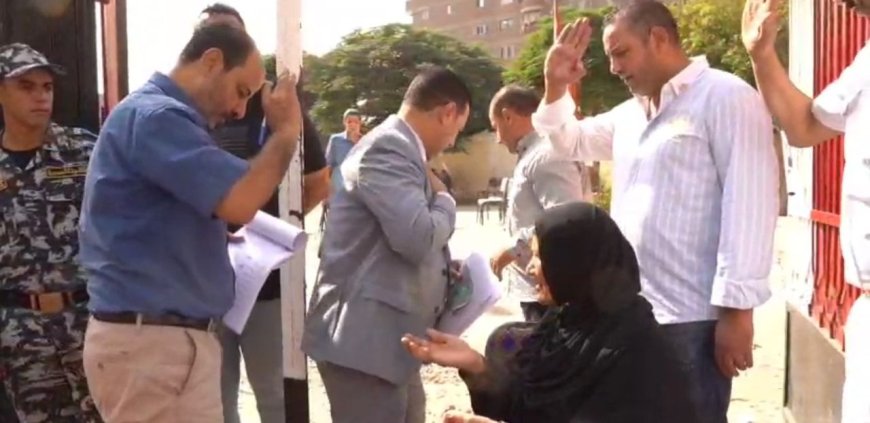 قاضي بدرجه انسان يستقبل مريضة مسنه خرج لها  بالخارج اللجنه لتسهيل ادلاء صوتها بالانتخابات مجلس الشيوخ