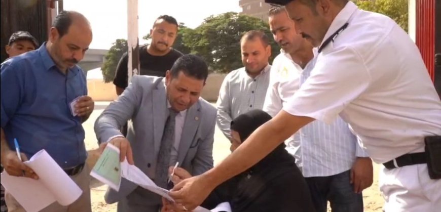 قاضي بدرجه انسان يستقبل مريضة مسنه خرج لها  بالخارج اللجنه لتسهيل ادلاء صوتها بالانتخابات مجلس الشيوخ