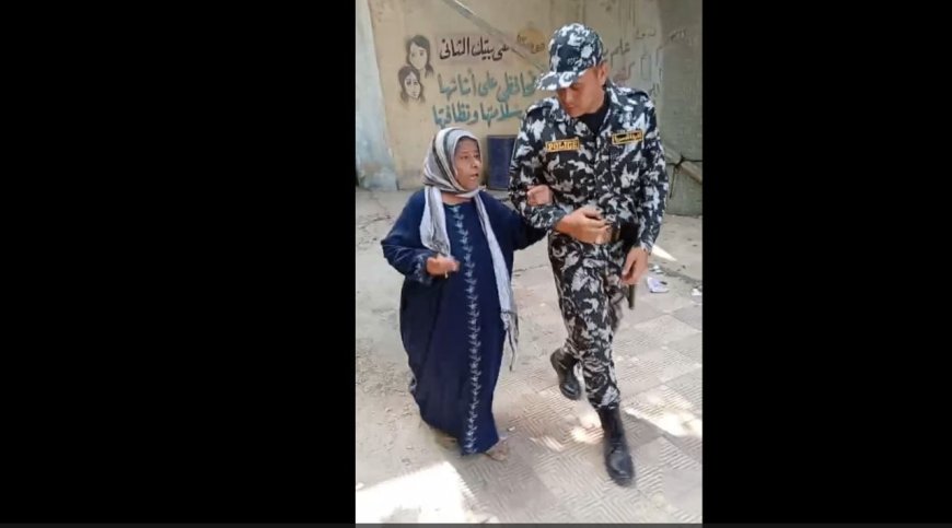 طابور وكرسي متحرك مساعده رجال الشرطة.. أبرز مشاهد انتخابات مجلس الشيوخ في القاهرة - صور