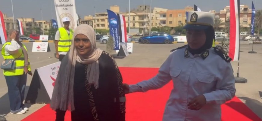 طابور وكرسي متحرك مساعده رجال الشرطة.. أبرز مشاهد انتخابات مجلس الشيوخ في القاهرة - صور