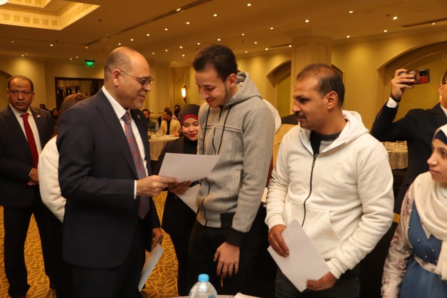 وزير العمل يفتتح ندوة توعوية بالقاهرة حول أحكام تشغيل المرأة والطفل بقانون العمل الجديد..ويجيب على استفسارات المشاركين