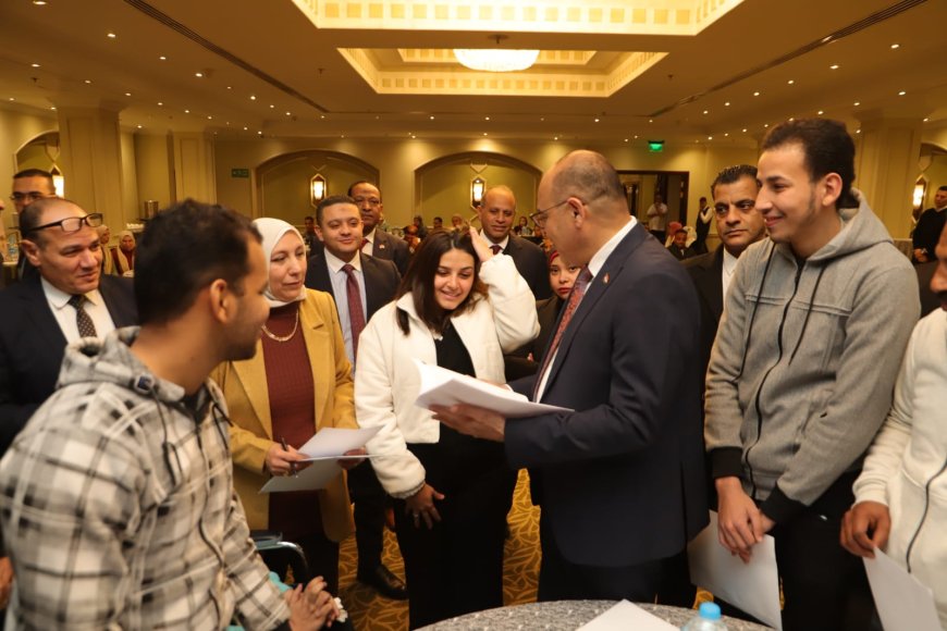 وزير العمل يفتتح ندوة توعوية بالقاهرة حول أحكام تشغيل المرأة والطفل بقانون العمل الجديد..ويجيب على استفسارات المشاركين