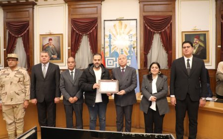 محافظ القاهرة يُشيد بالكفاءات ويُكرّم مدير مستشفى المنيرة ضمن الكوادر المتميزة خلال اجتماع المجلس التنفيذي للمحافظة