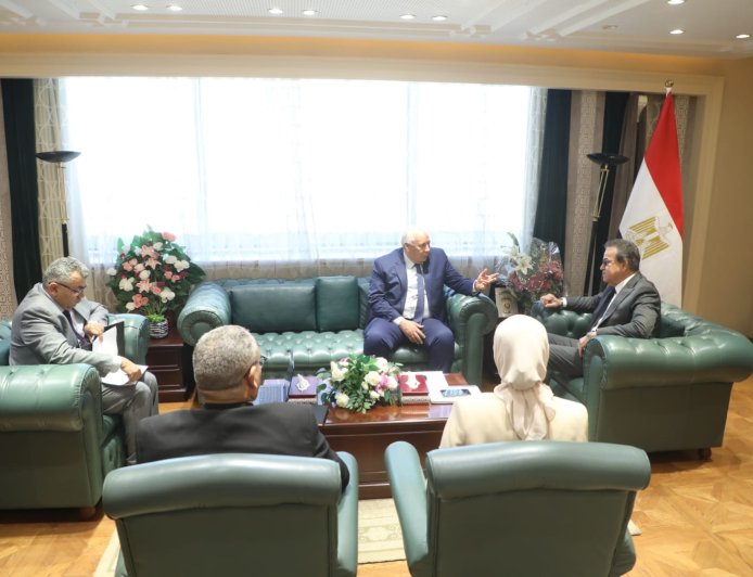 وزير الصحة يستقبل محافظ مطروح لمتابعة الاستعدادات لإدراج المحافظة ضمن منظومة التأمين الصحي الشامل بالمرحلة الثانية