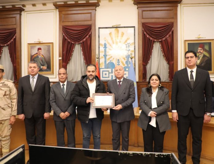 محافظ القاهرة يُشيد بالكفاءات ويُكرّم مدير مستشفى المنيرة ضمن الكوادر المتميزة خلال اجتماع المجلس التنفيذي للمحافظة