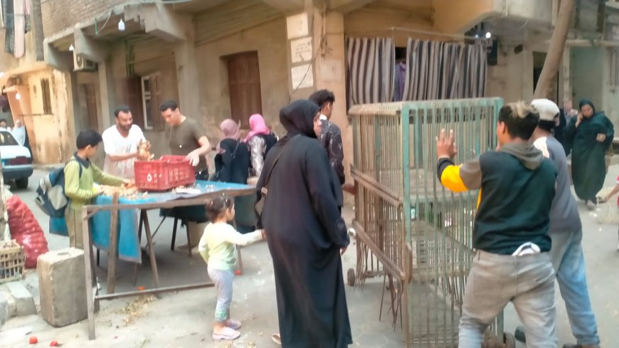 رئيس حى الساحل يضرب بيد من حديد ويزيل سوق محمد يوسف بعد حالة من الشلل المرورى " صور "