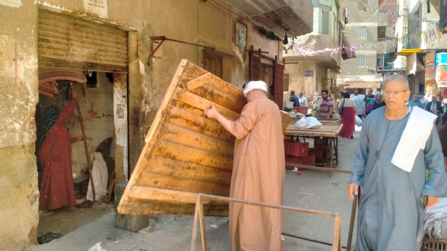 رئيس حى الساحل يضرب بيد من حديد ويزيل سوق محمد يوسف بعد حالة من الشلل المرورى " صور "
