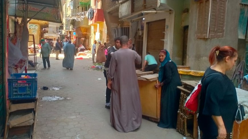 رئيس حى الساحل يضرب بيد من حديد ويزيل سوق محمد يوسف بعد حالة من الشلل المرورى " صور "