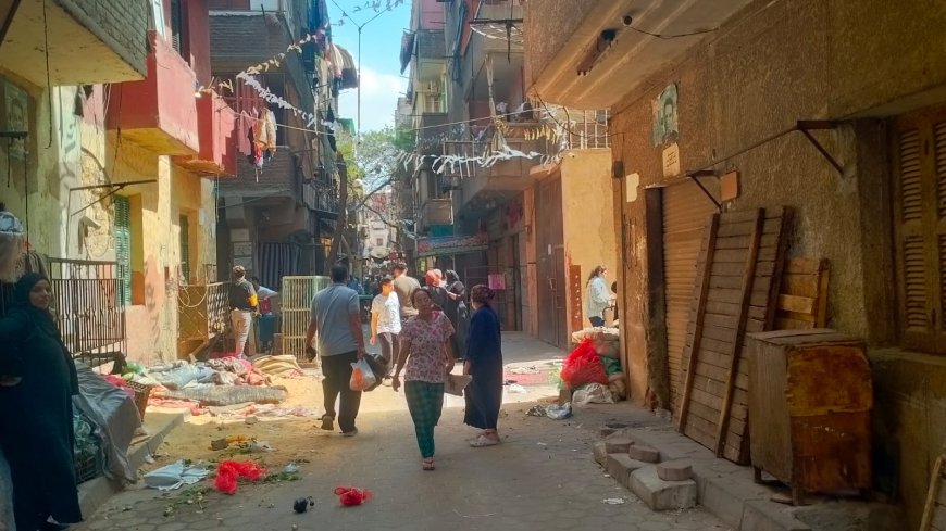 رئيس حى الساحل يضرب بيد من حديد ويزيل سوق محمد يوسف بعد حالة من الشلل المرورى " صور "