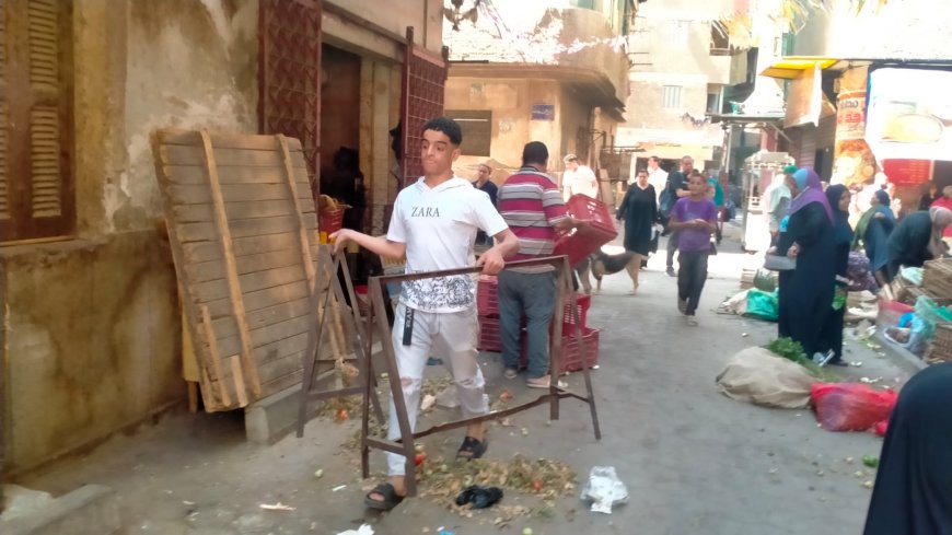 رئيس حى الساحل يضرب بيد من حديد ويزيل سوق محمد يوسف بعد حالة من الشلل المرورى " صور "