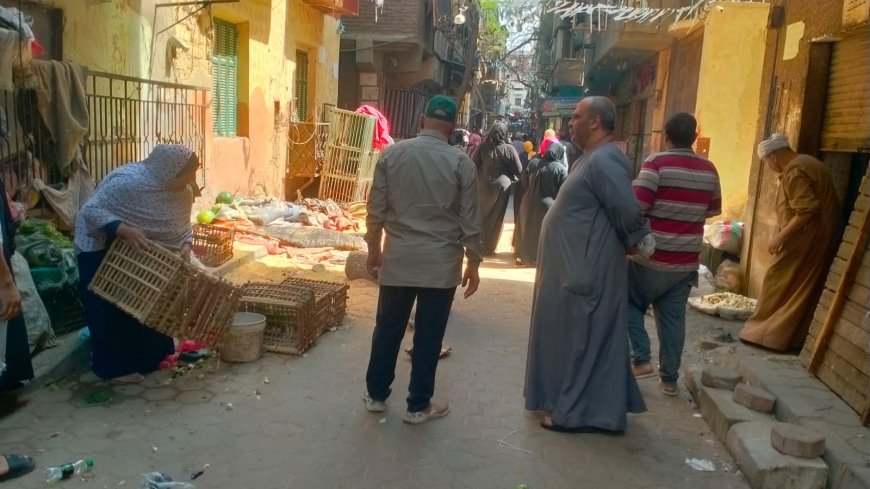 رئيس حى الساحل يضرب بيد من حديد ويزيل سوق محمد يوسف بعد حالة من الشلل المرورى " صور "