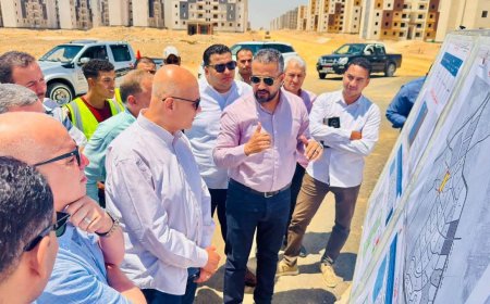 نائب وزيرة الإسكان للمرافق ونائب رئيس الهيئة لقطاع المرافق في زيارة تققدية لمشروعات البنية التحتية بمدينة العبور الجديدة