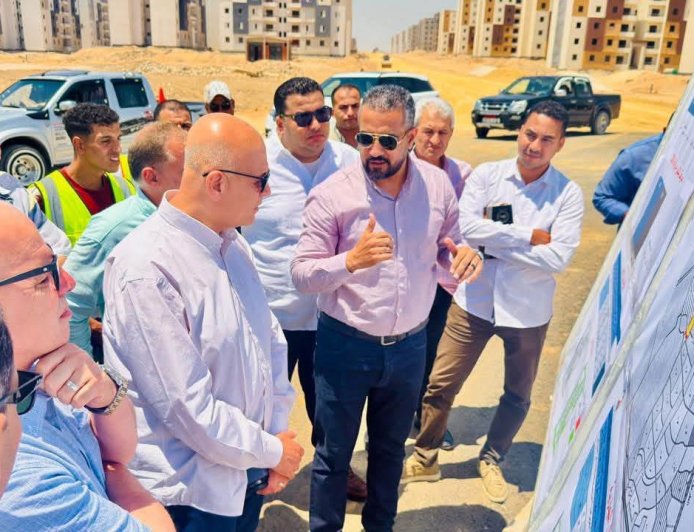 نائب وزيرة الإسكان للمرافق ونائب رئيس الهيئة لقطاع المرافق في زيارة تققدية لمشروعات البنية التحتية بمدينة العبور الجديدة
