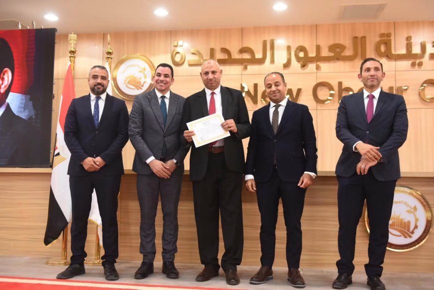 الدكتور أحمد عمارة يعقد اجتماعًا موسعًا بالإدارات العقارية والقانونية والتقنين بمدينة العبور الجديدة.. ويؤكد على دفع الاستثمار ومتابعة تنفيذ حزمة التيسيرات الجديدة