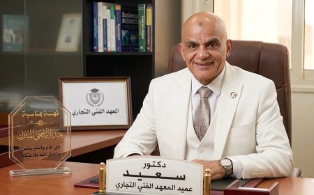 الدكتور سعيد عزت ..لا يكتفي بتدريس الاقتصاد.. يسعى إلى تعليم طلابه كيف يفكرون ويحلمون ويواصلون الطريق